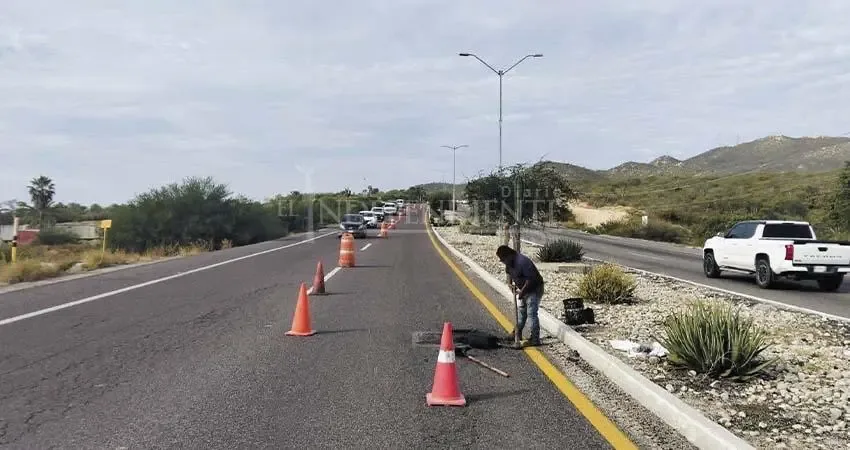 La carretera Transpeninsular muestra múltiples imperfecciones que afectan la movilidad.