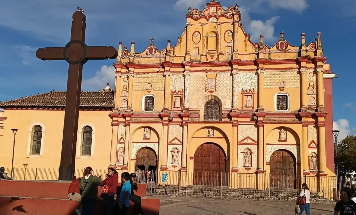 La catedral se erige como un símbolo histórico y cultural de Chiapas.
