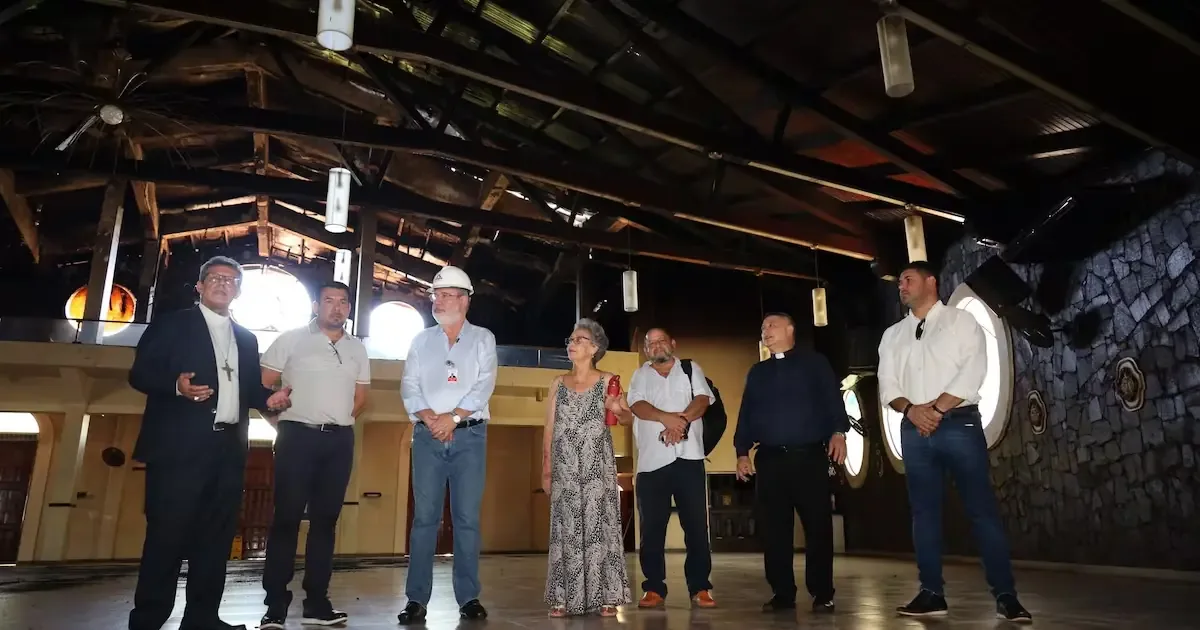 La catedral San Blas, devastada por un incendio, será reconstruida en 45 días tras evaluación estructural.