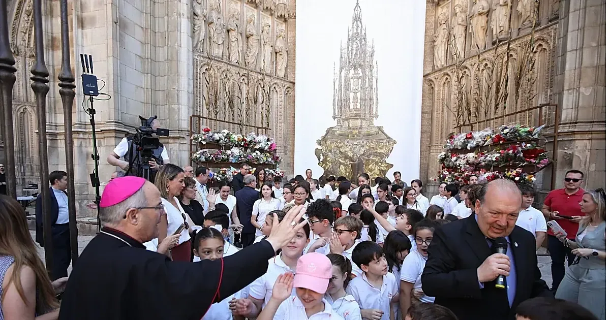 La ofrenda floral infantil marca el inicio de una festividad emblemática en la ciudad.