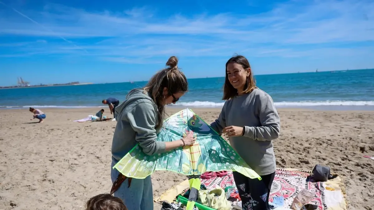 La celebración del Lunes de Pascua une a familias y amigos en València, destacando tradiciones locales y dulces típicos.