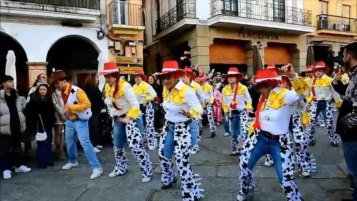La celebración logró llevar a cabo su desfile tras la lluvia, manteniendo viva la tradición y homenajeando a un carnavalero fallecido.
