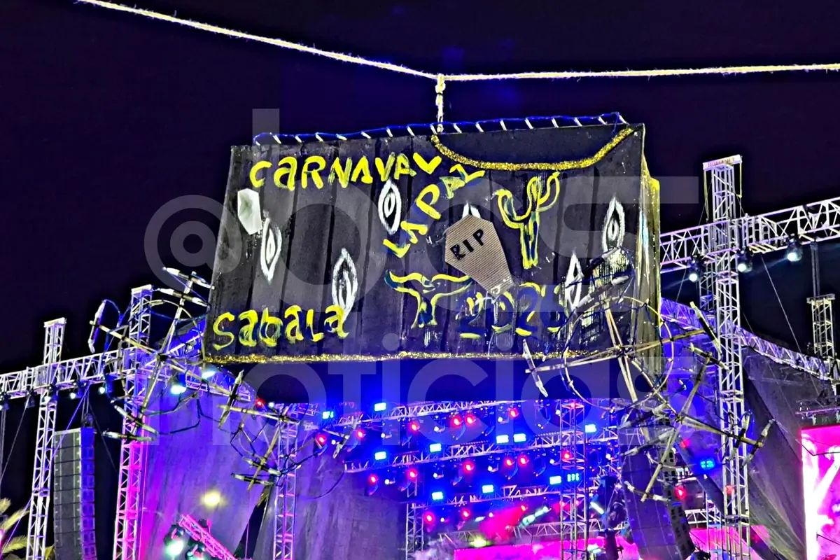 La celebración se inaugura con la coronación de la corte real y un festival cultural importante.