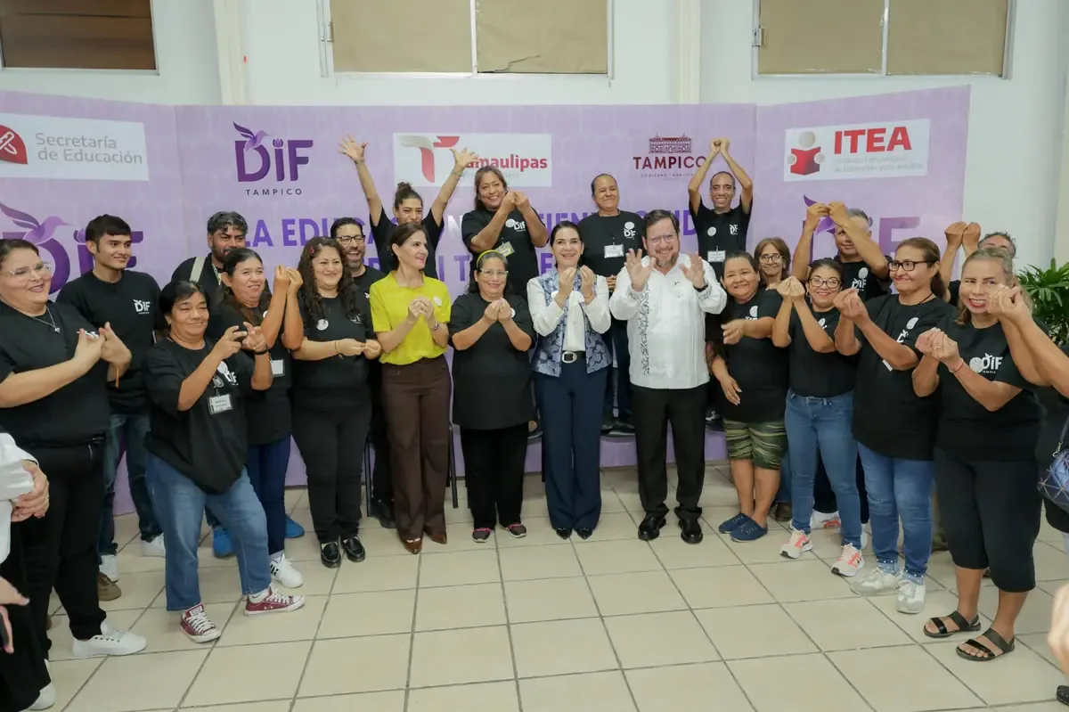 La ceremonia de graduación destaca el compromiso de un gobierno inclusivo para mejorar la educación de este grupo.