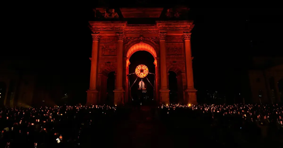 La ceremonia de inauguración celebra la unidad y el legado del deporte italiano con un emotivo encendido del pebetero.