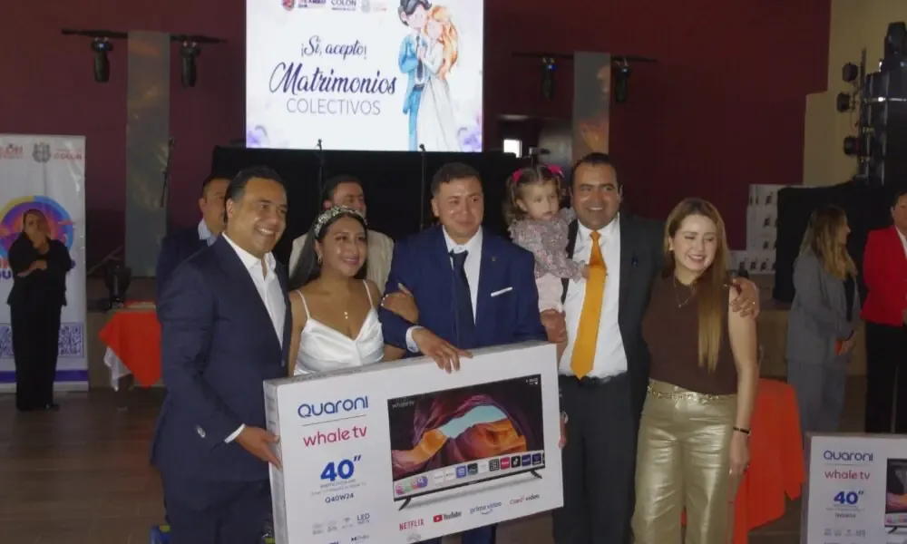 La ceremonia, en el Día del Amor y la Amistad, destaca la importancia de la familia en la comunidad.