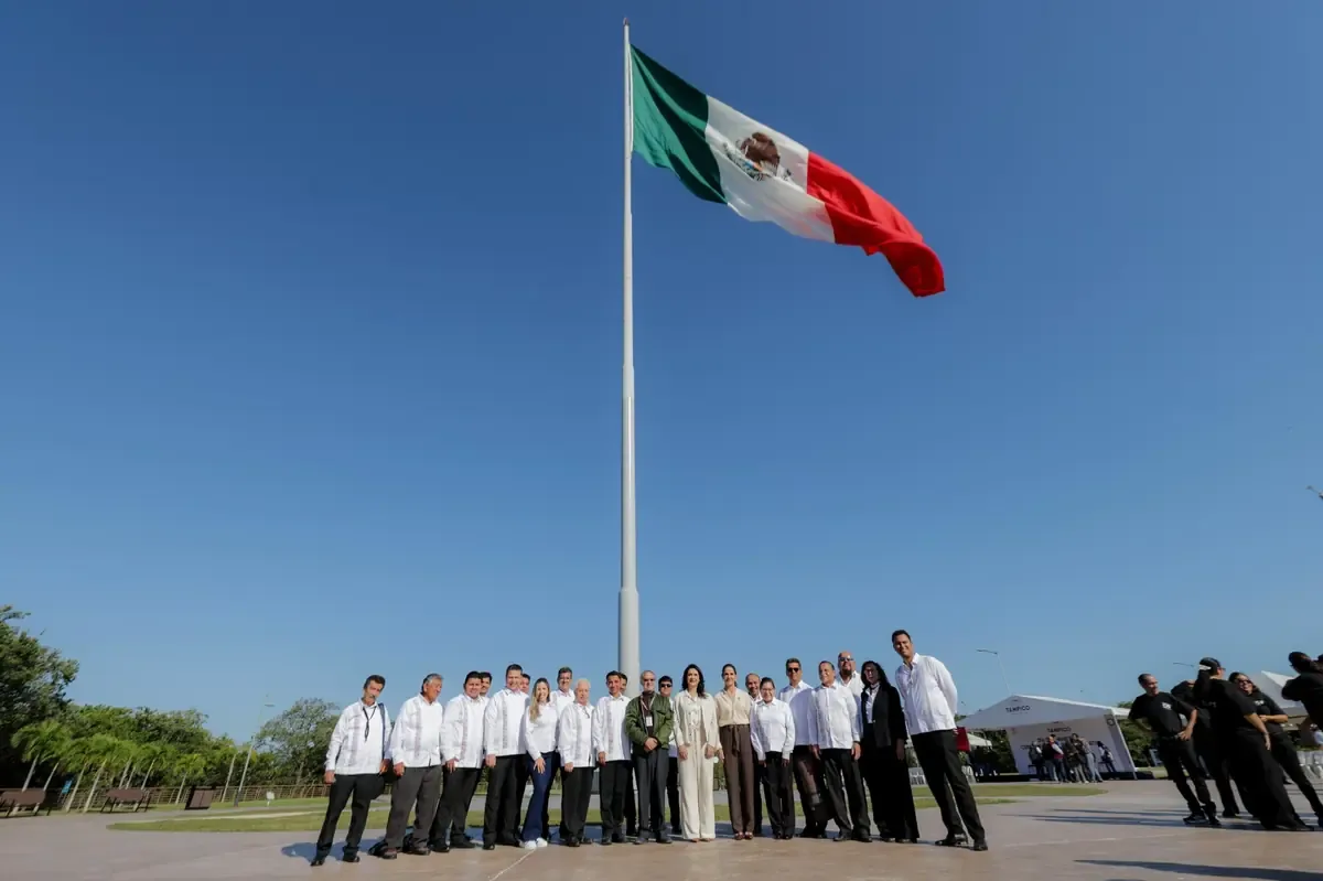 La ceremonia incluyó el abanderamiento de 20 escoltas de educación básica, promoviendo el patriotismo en las nuevas generaciones.