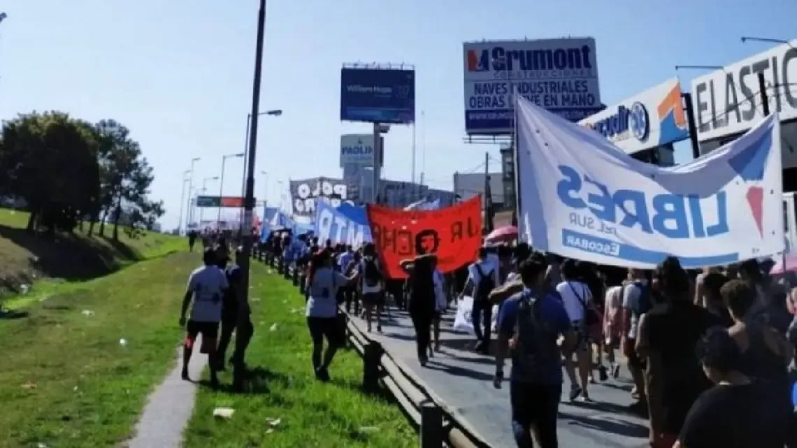 La CGT convocó un paro de 24 horas contra la reforma laboral, afectando significativamente el tránsito en Buenos Aires.