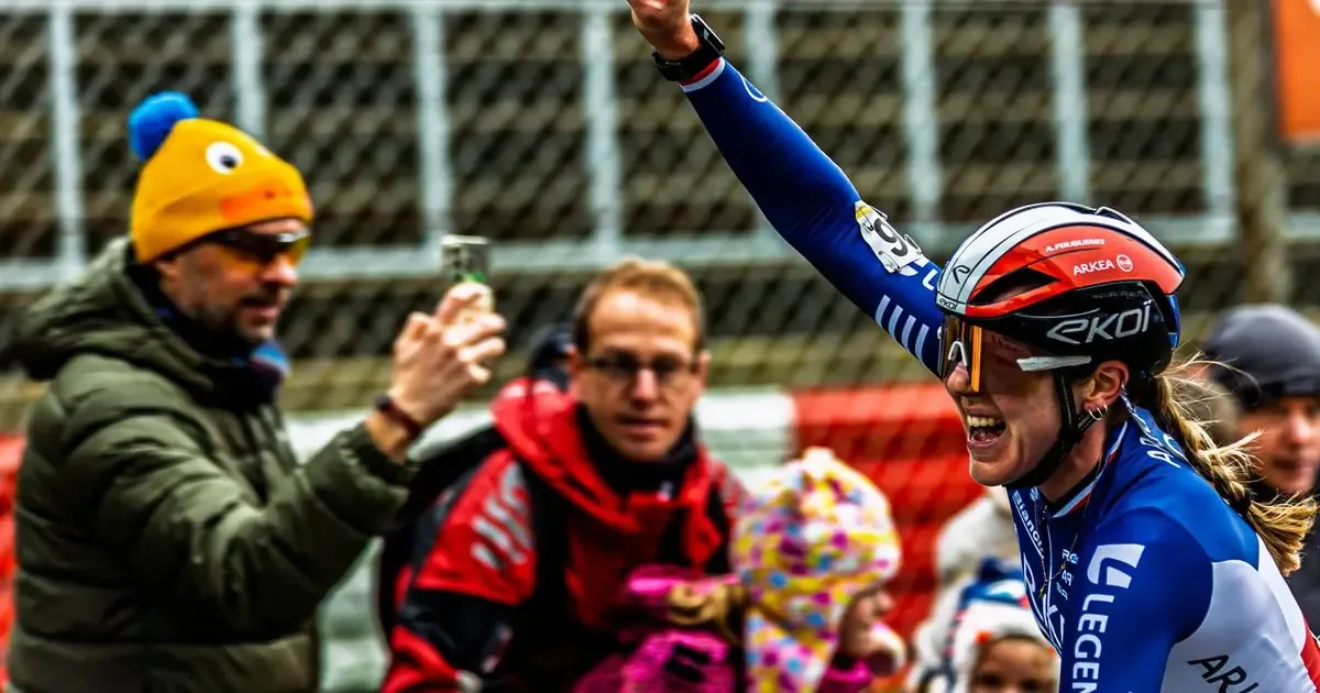 La ciclista francesa asegura el título general tras una victoria contundente en la prueba final del Superprestige.