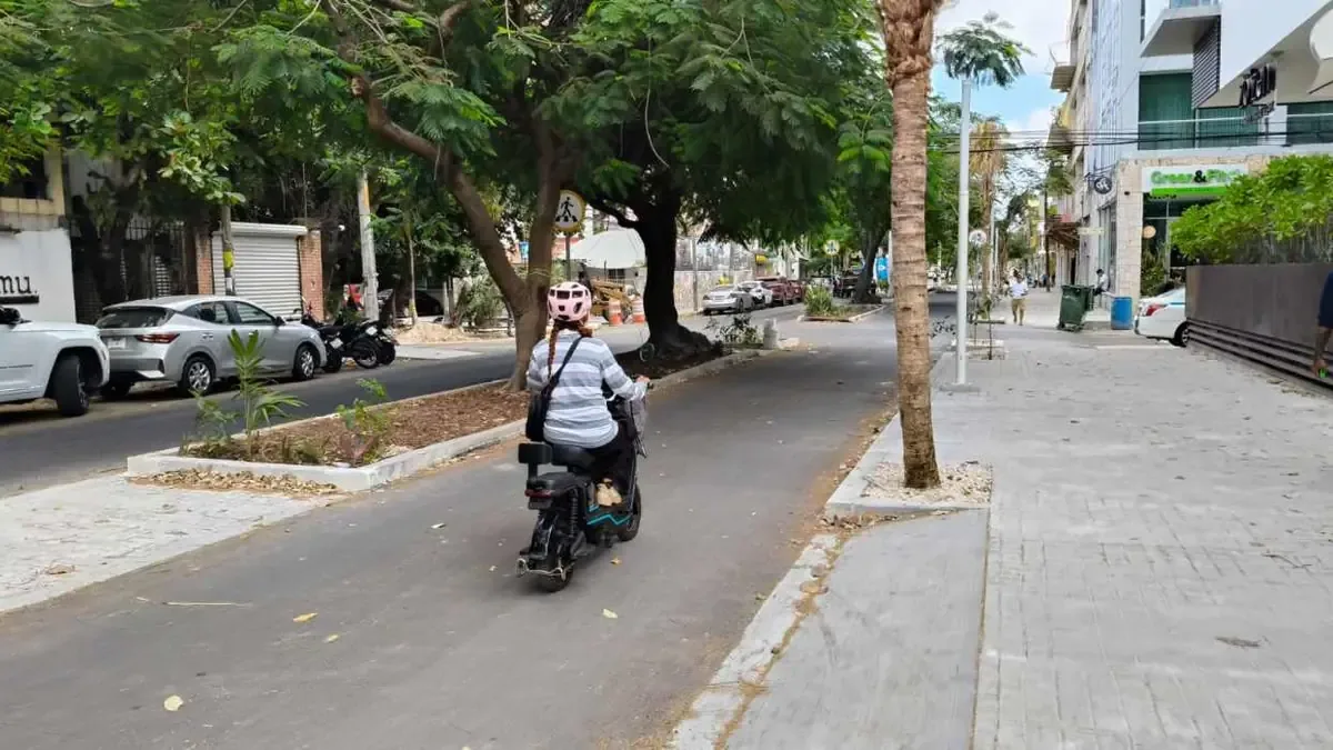 La ciclovía en la avenida 10 de Playa del Carmen ya está en uso, pese a leves inconformidades.