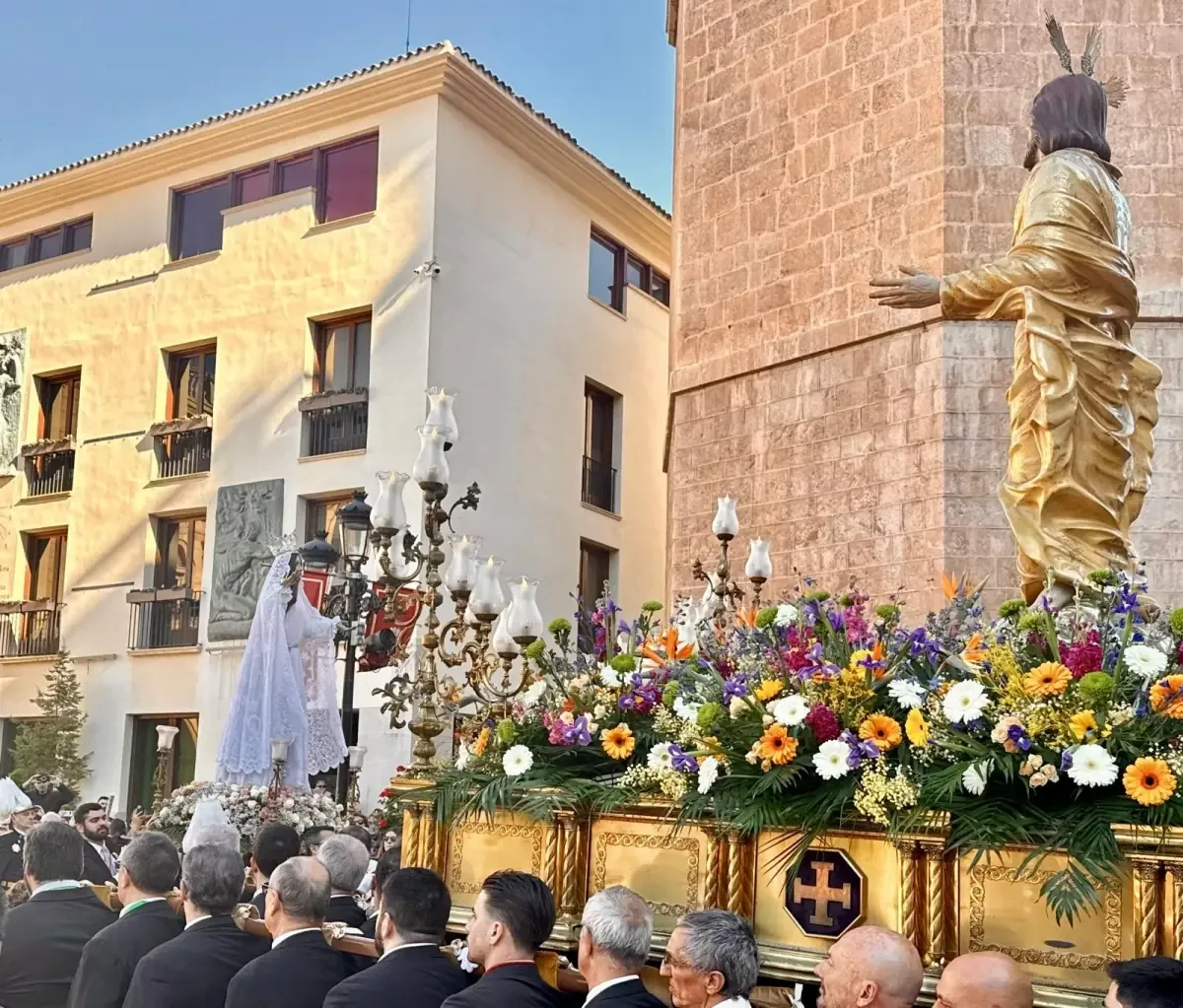 La ciudad conmemora la Pascua con misas y el Encuentro entre imágenes religiosas.