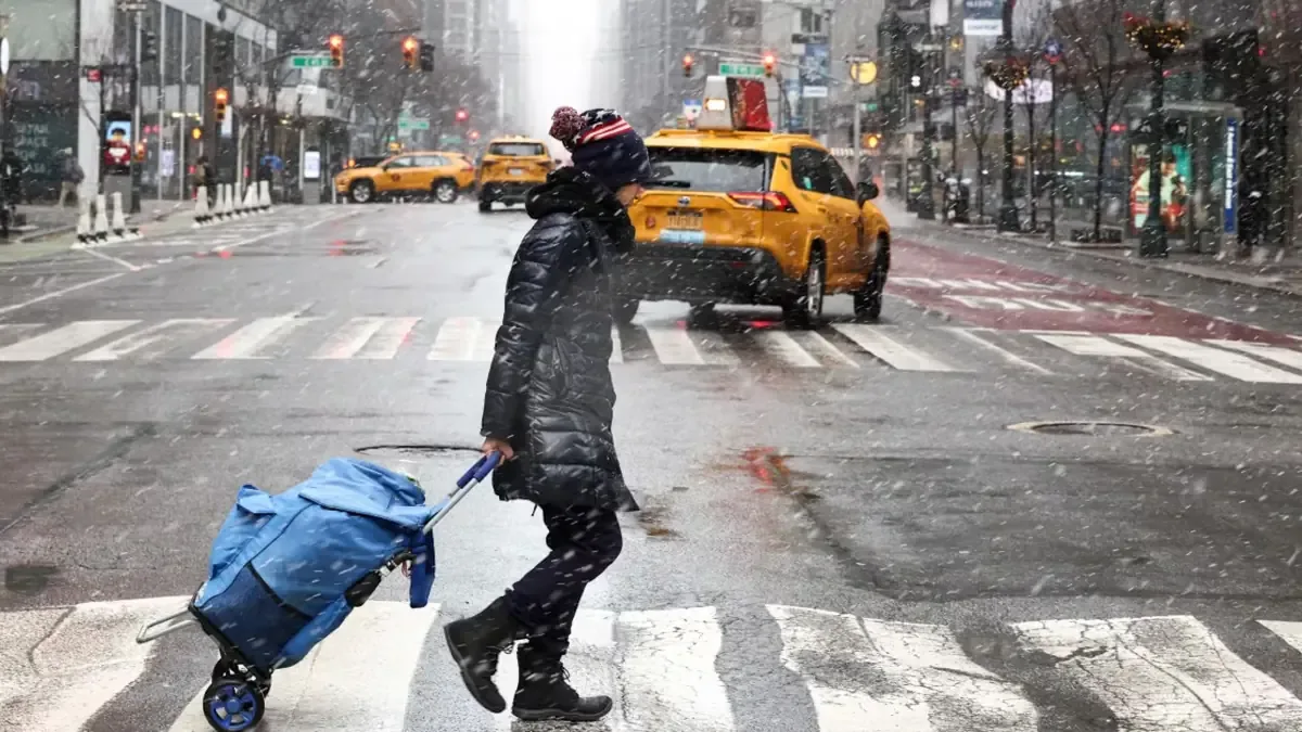La ciudad implementa un toque de queda para enfrentar condiciones extremas.