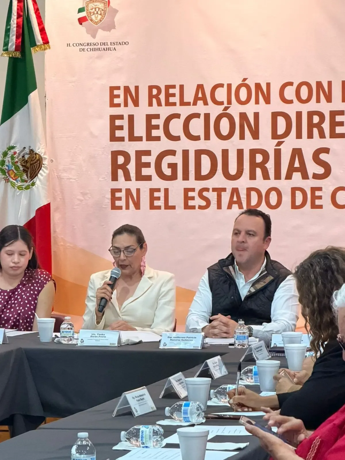 La ciudadanía presenta sus opiniones sobre la representación en gobiernos municipales.
