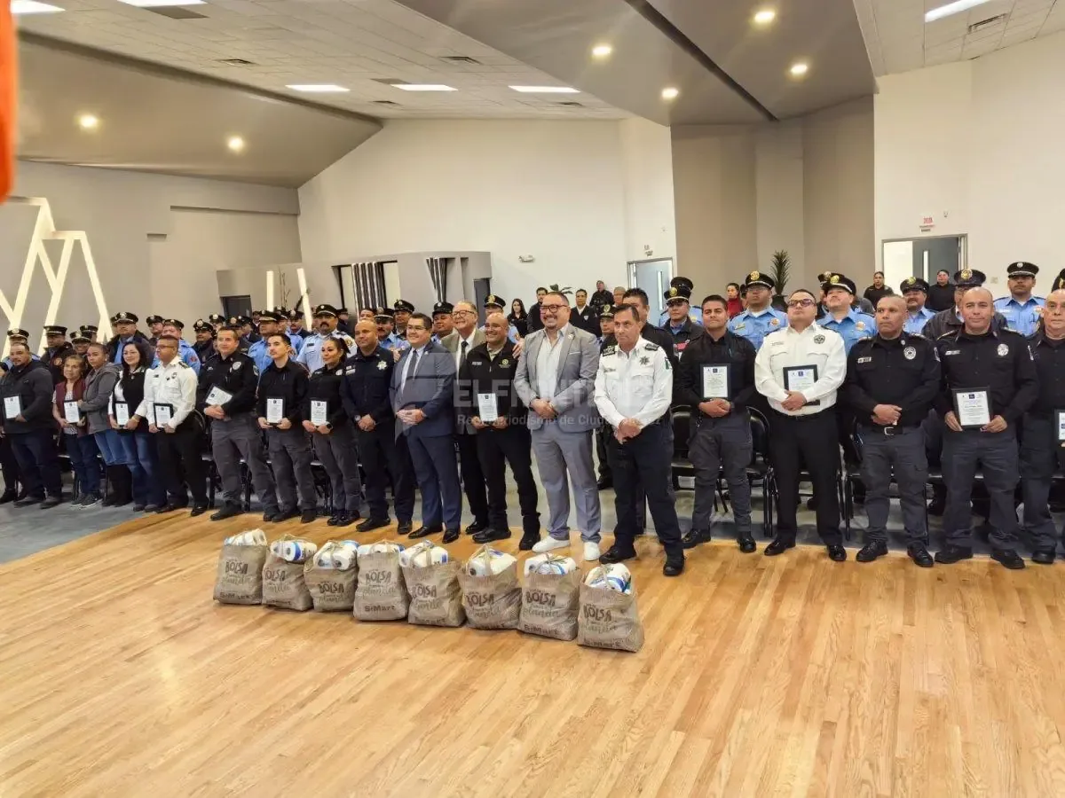 La Cámara Nacional de Comercio resalta el esfuerzo y compromiso del cuerpo de bomberos en la comunidad local.