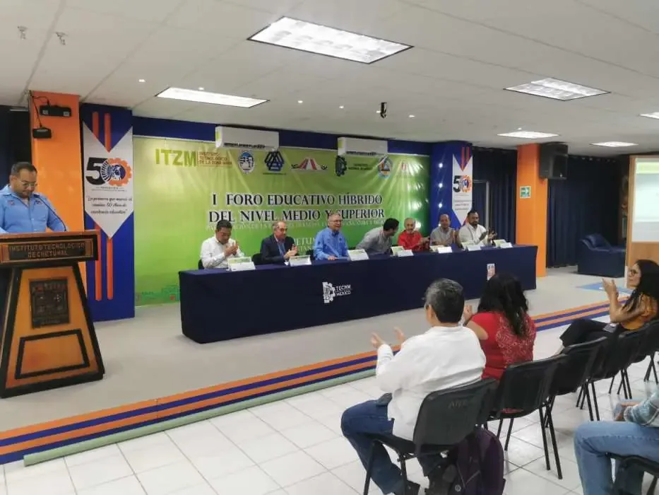 La colaboración entre ambos sectores es crucial para mejorar estrategias educativas, opinan especialistas en un foro internacional.