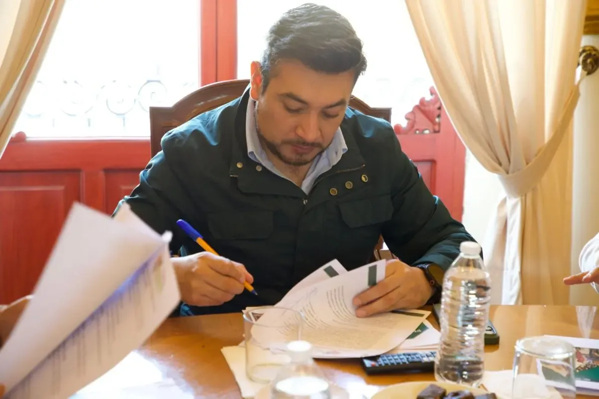La colaboración entre el gobierno local y la Iglesia busca mejorar la convivencia en las festividades comunitarias.