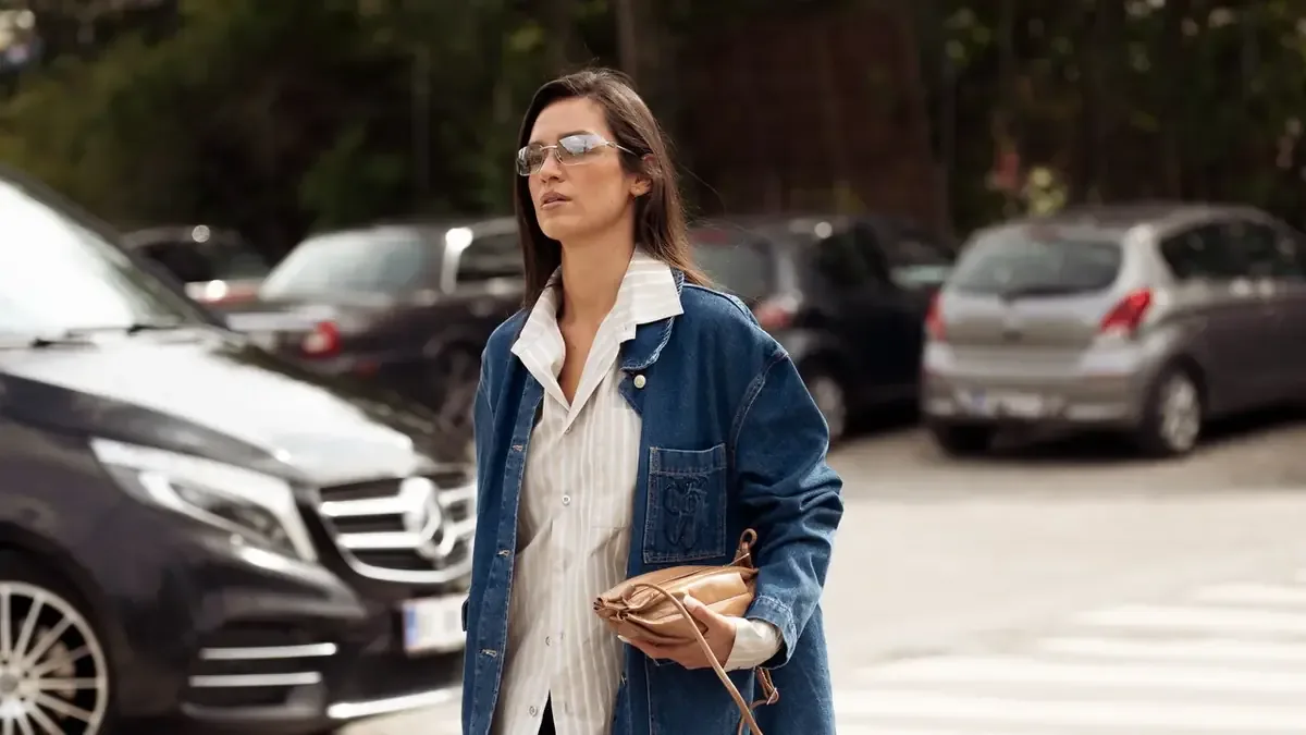 La combinación de sandalias de plataforma y diferentes cortes de jeans marca una elegante tendencia para la próxima temporada.