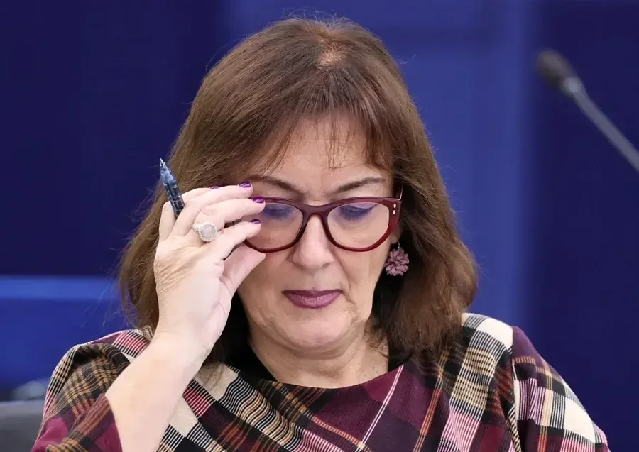 La comisaria europea aclara que su presencia no significa respaldo a la Junta de Paz.