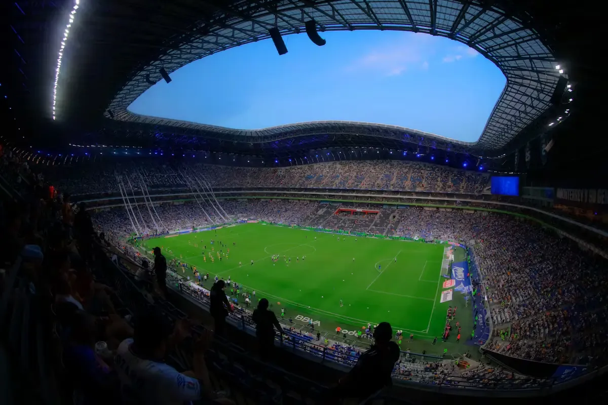 La investigación se centra en la competencia y el acceso a la Liga MX, impactando el ecosistema deportivo.
