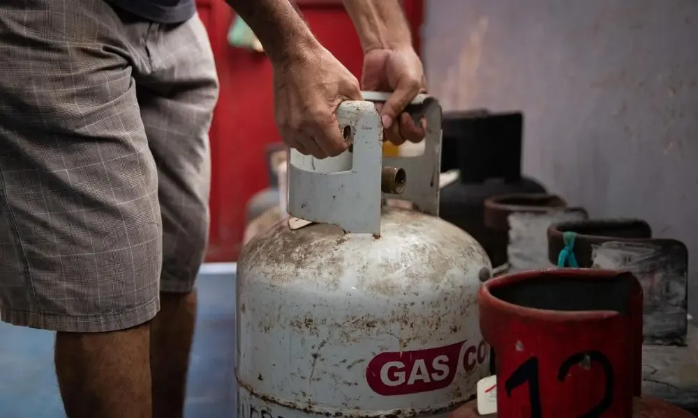 La Comisión Nacional Antimonopolio busca compensación por sobreprecios en el gas LP.