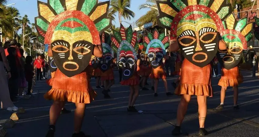 "La comparsa del Carnaval La Paz se prepara para la gran celebración."