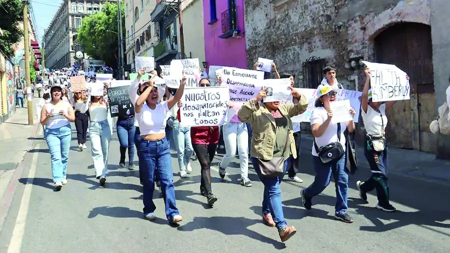 La comunidad académica marcha reclamando seguridad y justicia por la joven desaparecida.