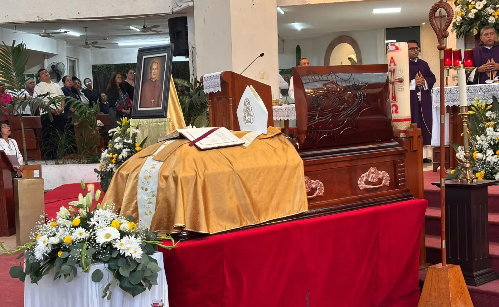 La comunidad católica rinde homenaje a monseñor Pedro Pablo Elizondo en la Catedral de Cancún.