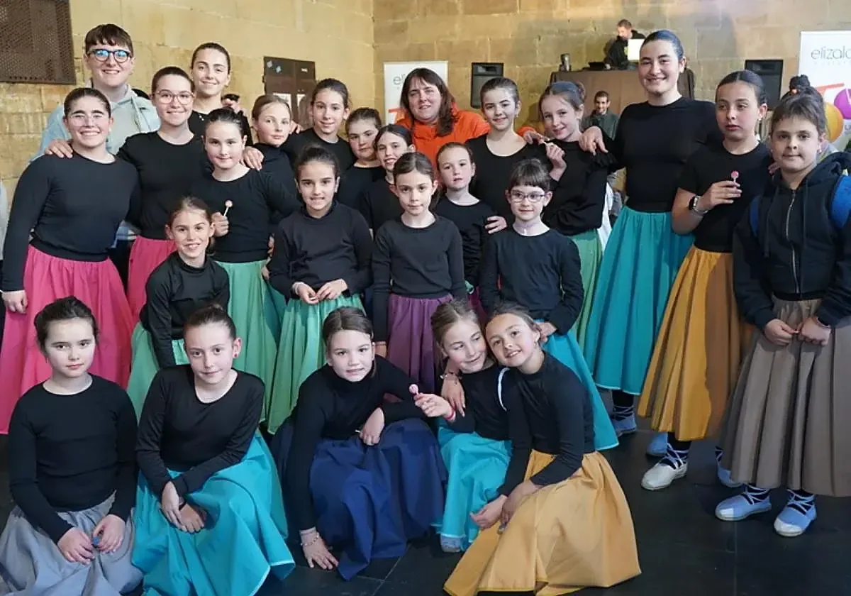 La comunidad celebra con música y deporte el medio siglo de la escuela.