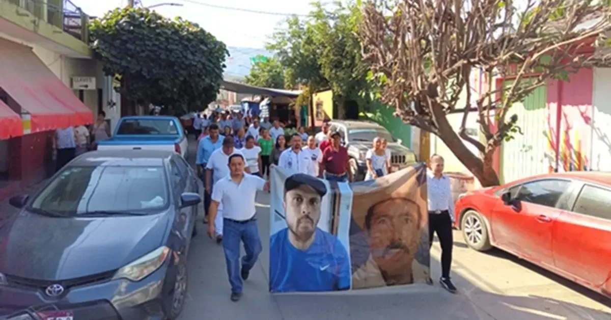 La comunidad de Aquila manifiesta en demanda de justicia por sus líderes desaparecidos.