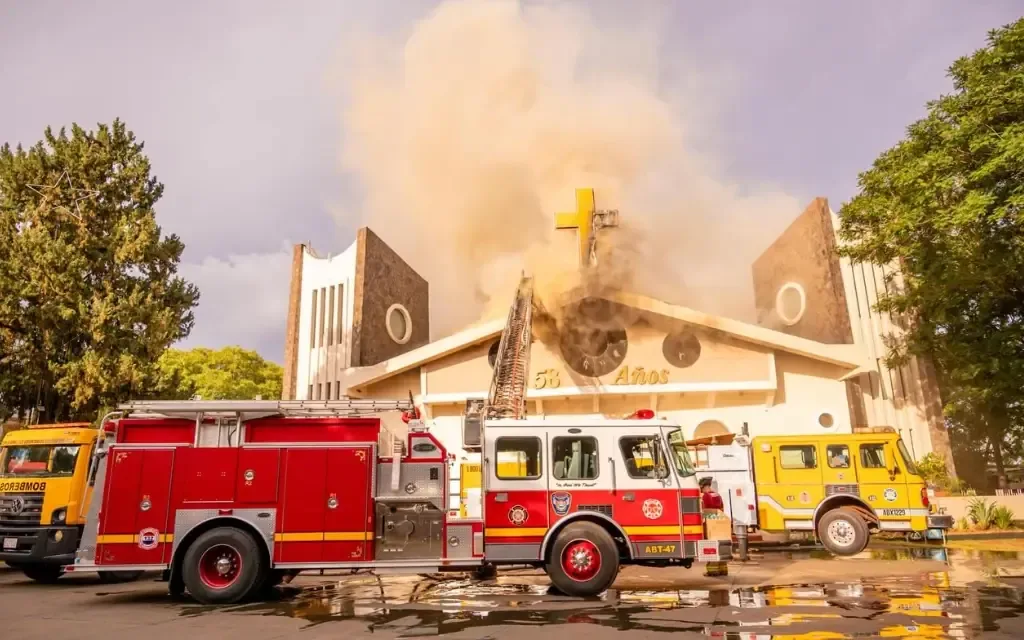 La comunidad de Ciudad del Este rescata objetos valiosos durante el siniestro en la Catedral de San Blas.