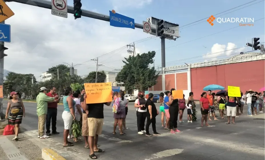 La comunidad exige atención a los problemas educativos y de servicios básicos en la escuela primaria Adrián Castrejón.