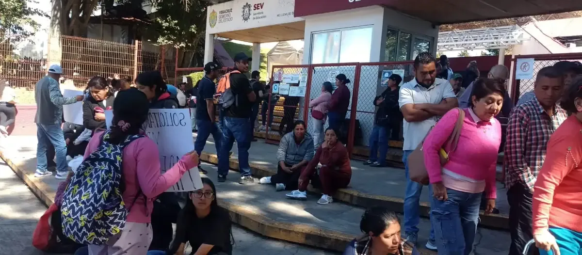 La comunidad exige soluciones ante la carencia de docentes en el Telebachillerato.
