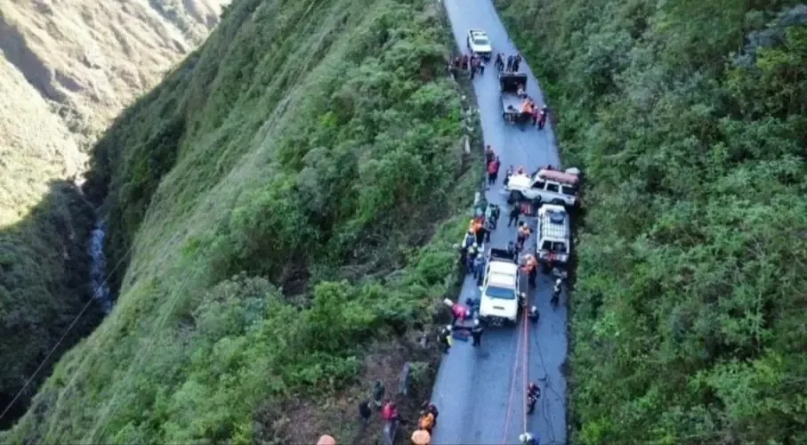 La comunidad lamenta la pérdida de vidas y cuestiona el estado de las vías en la región.