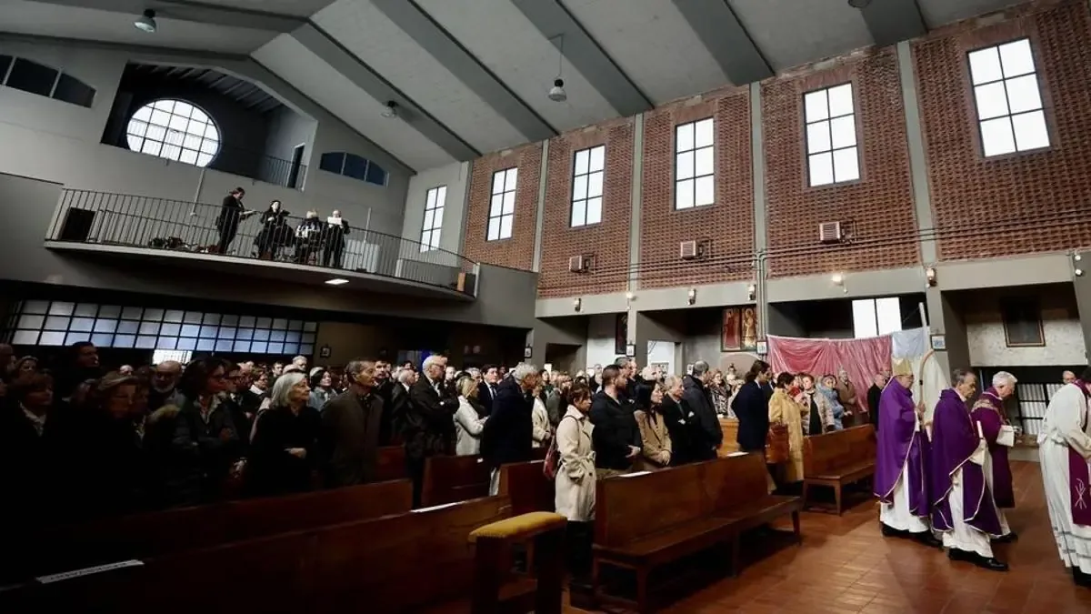 La comunidad lamenta la pérdida del sacerdote reconocido por su servicio a enfermos y alumnos.
