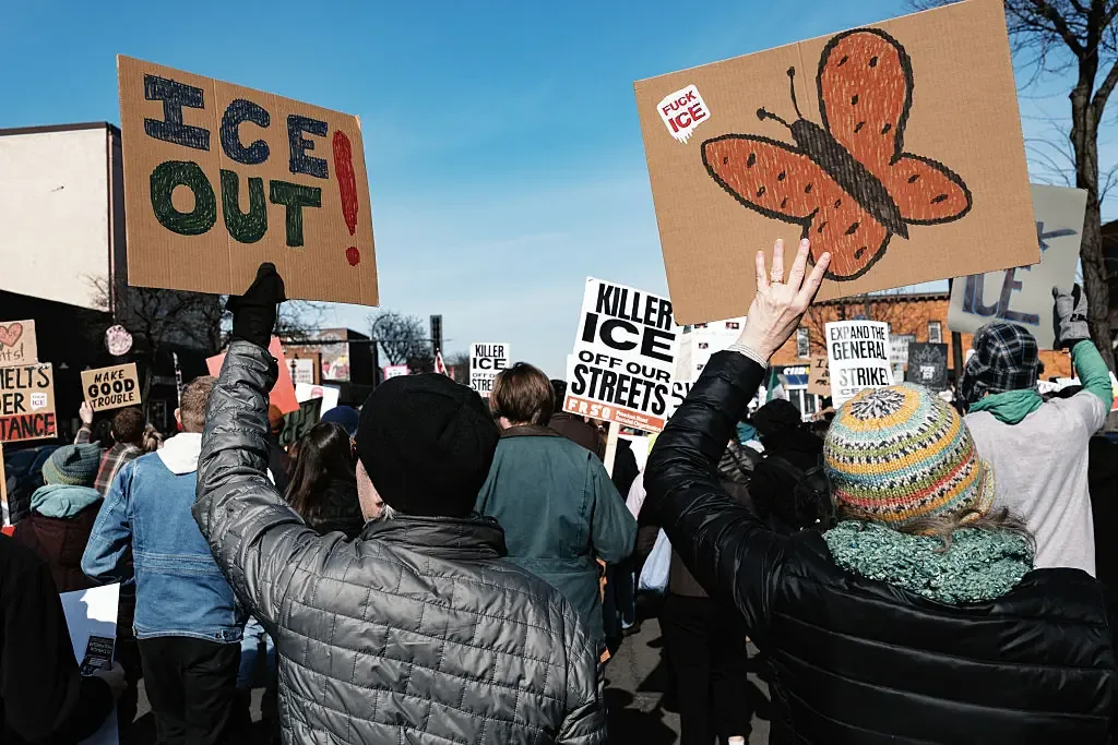 La comunidad latina evita tratamientos por miedo a deportaciones. Impacto significativo en la salud pública.