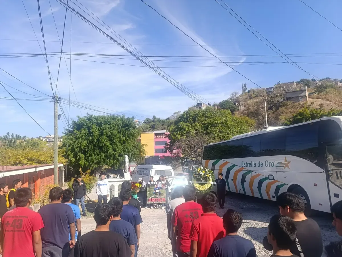 La comunidad normalista exige justicia y castigo a los responsables del crimen del alumno.