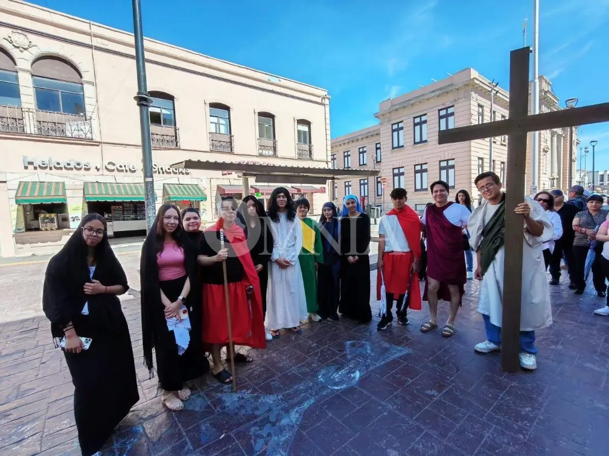 La comunidad se involucra en la representación del tradicional evento religioso.