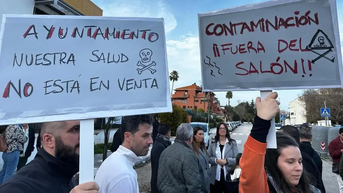 La comunidad se opone a la instalación que afecta su seguridad y bienestar.