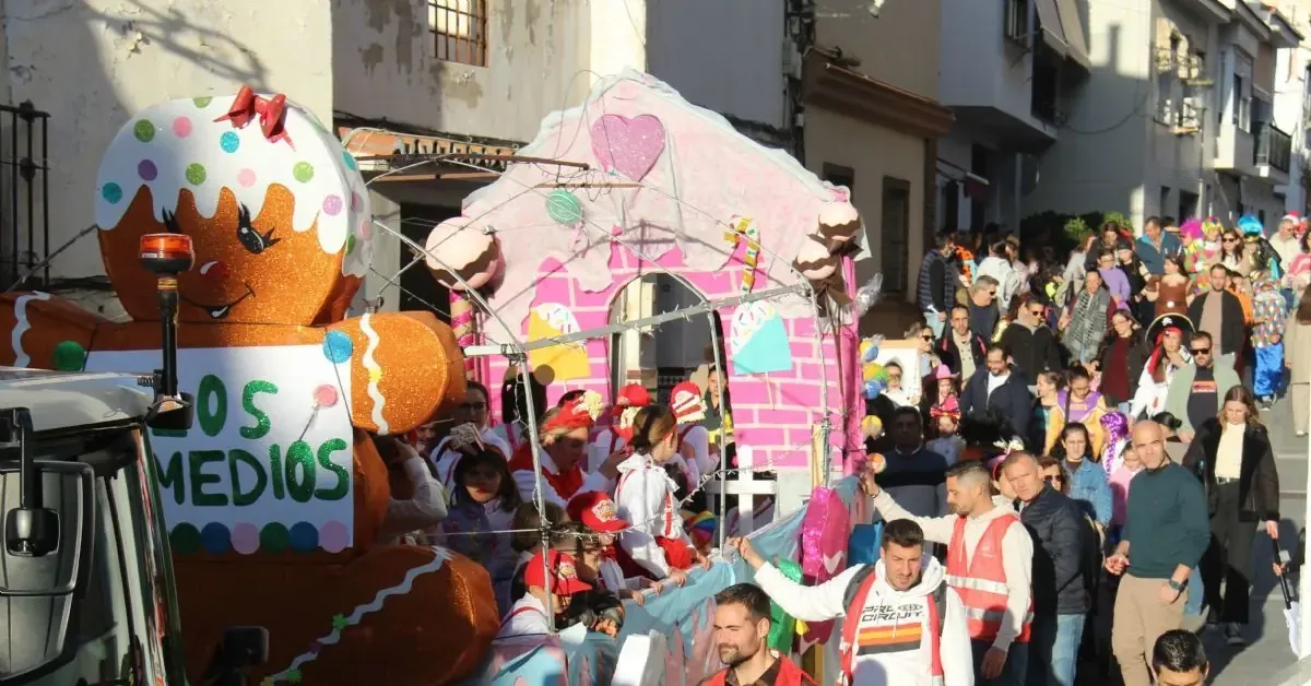 La comunidad se une en un colorido desfile que refuerza la tradición local.