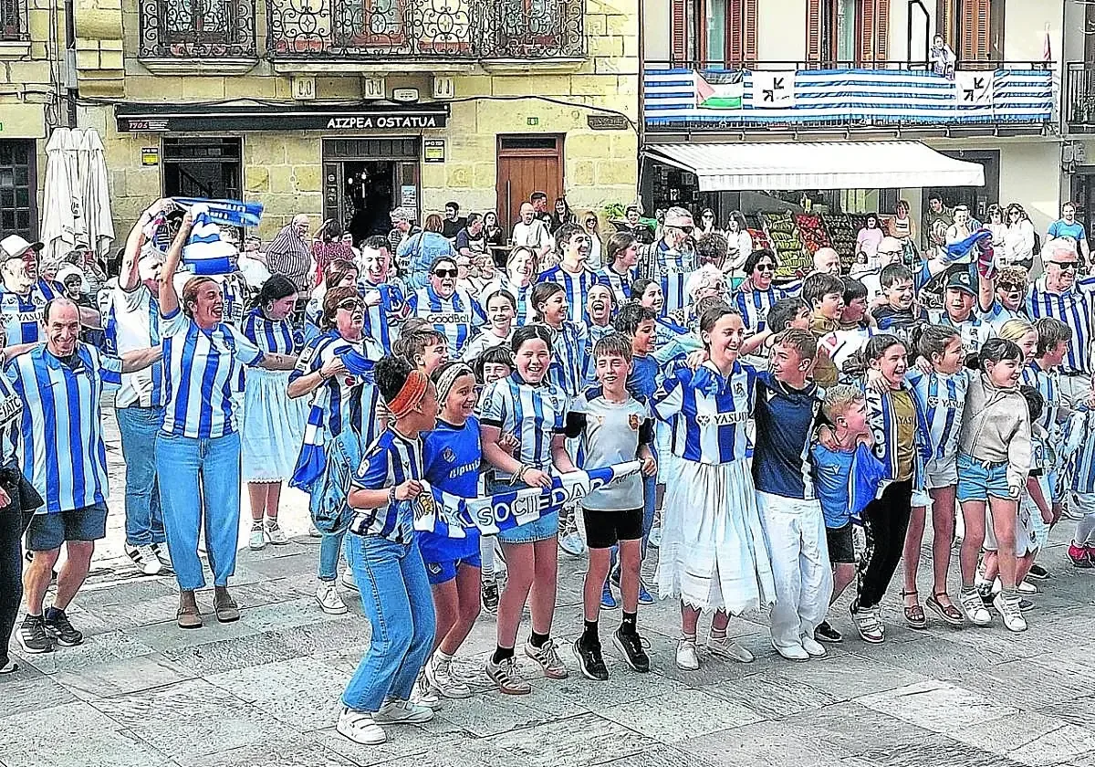 La comunidad se une en una emotiva grabación para alentar a su equipo.
