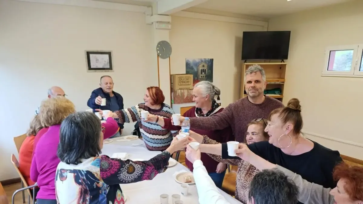 La comunidad se une para disfrutar de actividades en el marco del Antroxu, promoviendo la convivencia y tradiciones locales.