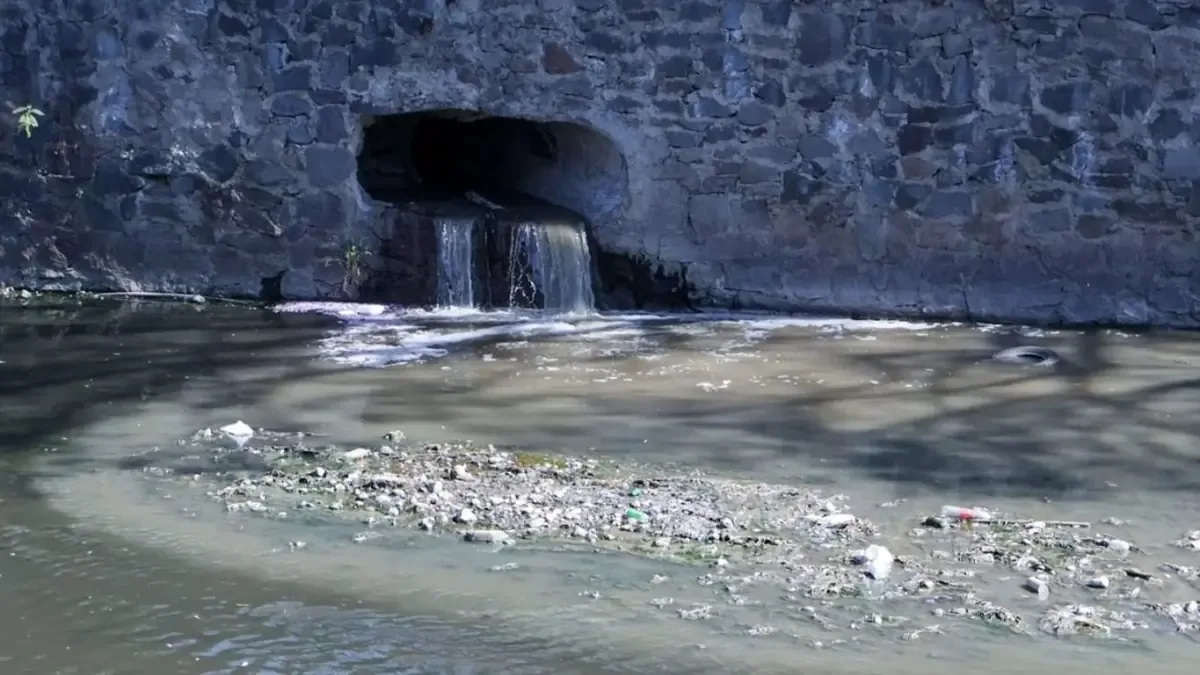 La Conagua alerta sobre empresas que utilizan drenaje municipal para descargar residuos sin tratamiento.