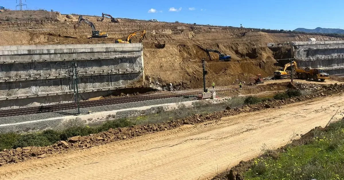 La conexión ferroviaria se restablecerá en días, crucial para el turismo en Málaga.