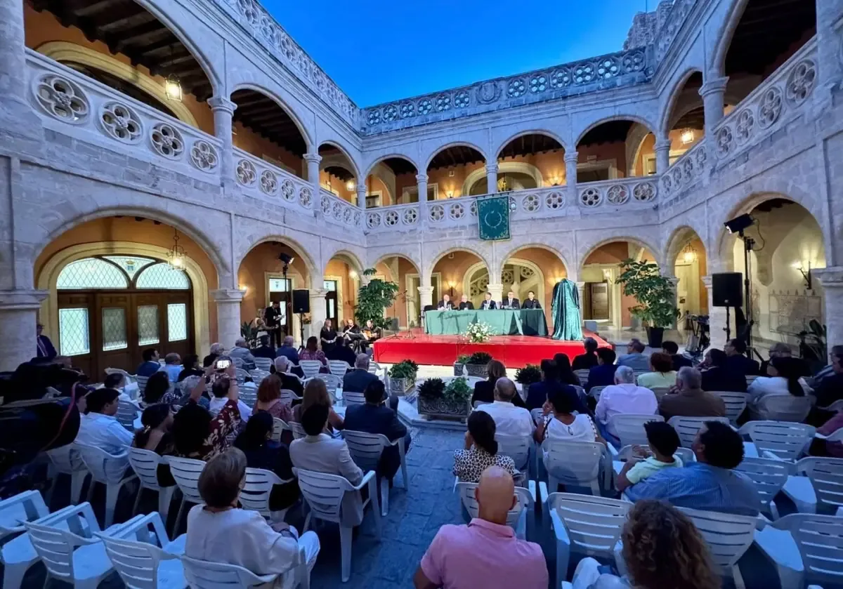 La conferencia “Tres siglos ante la cruz” en Rota será un evento clave en la celebración del Cristo de la Veracruz.