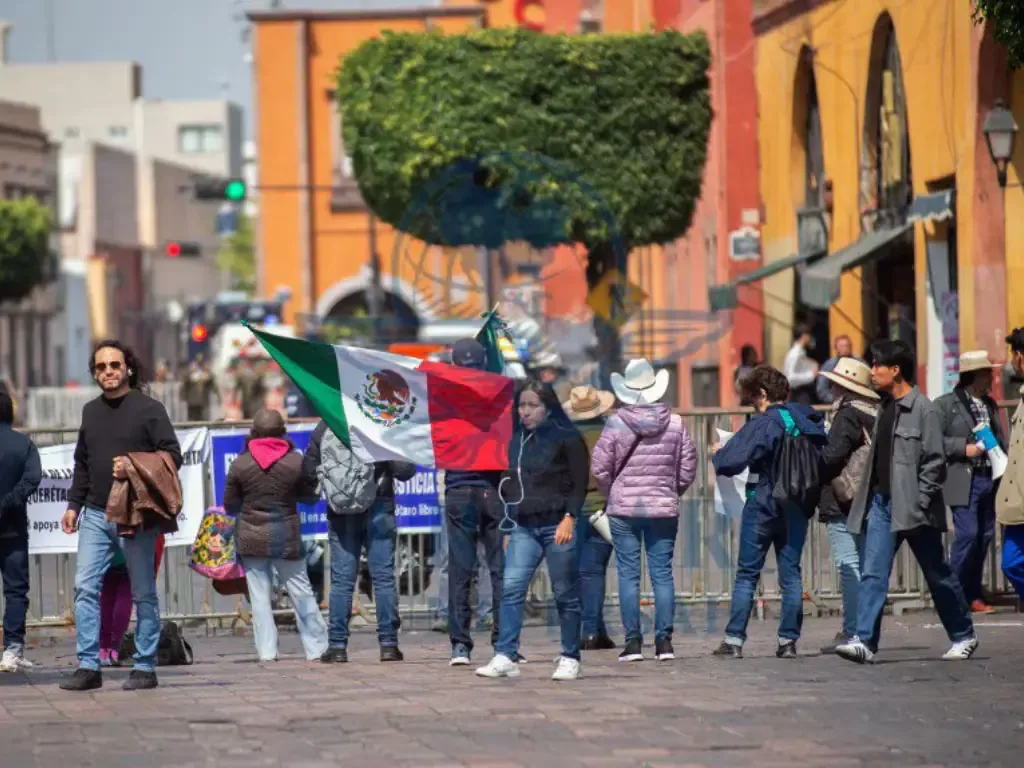 La conmemoración del 109 aniversario de la Constitución atrajo protestas y concentraciones en el centro de Querétaro.