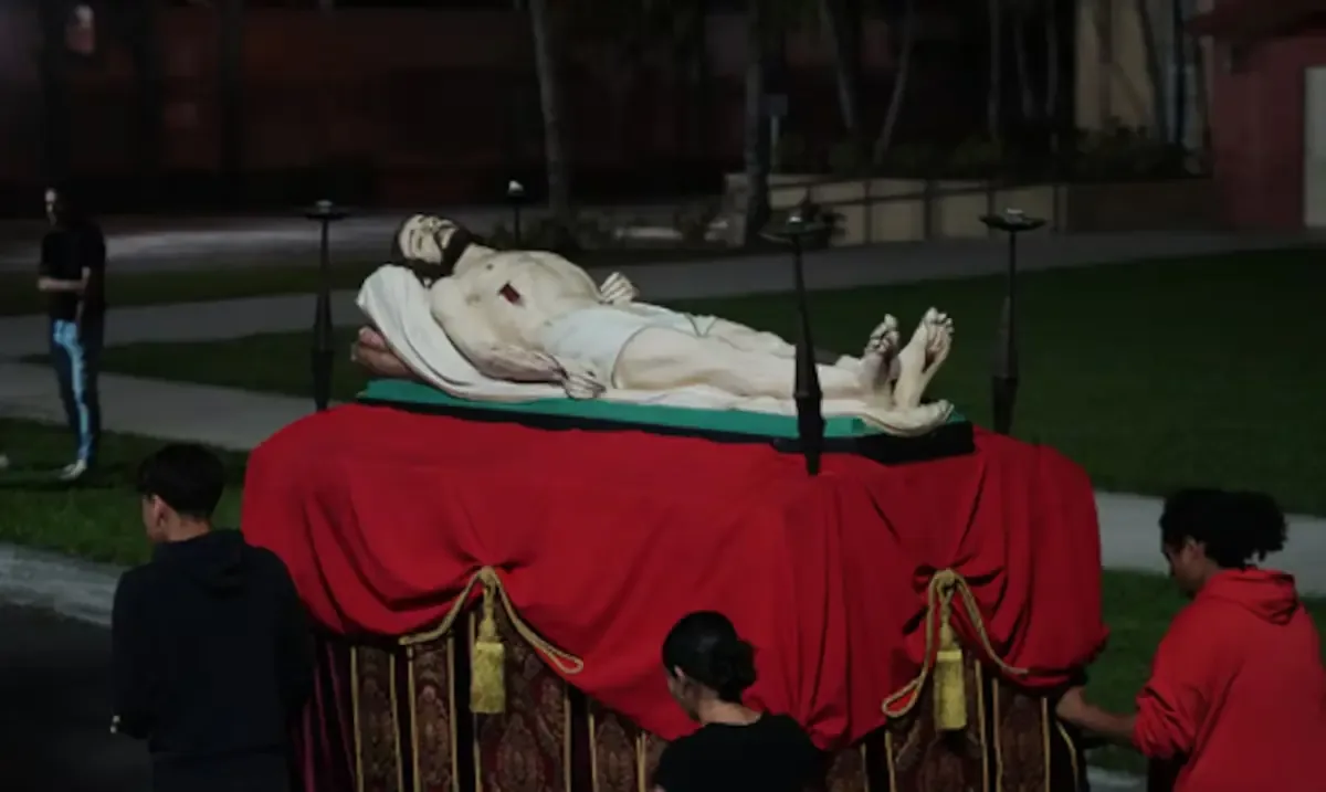 La conmemoración del Viernes Santo destaca por sus rituales y la profunda reflexión sobre el sacrificio de Jesús.