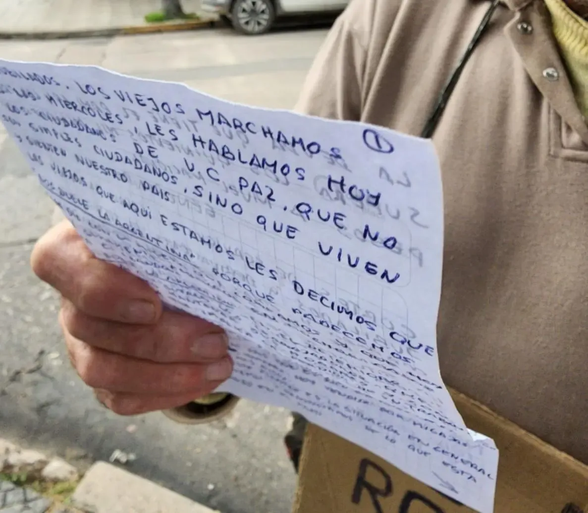 La conmovedora carta de un jubilado expone la crisis del sistema de salud para mayores.