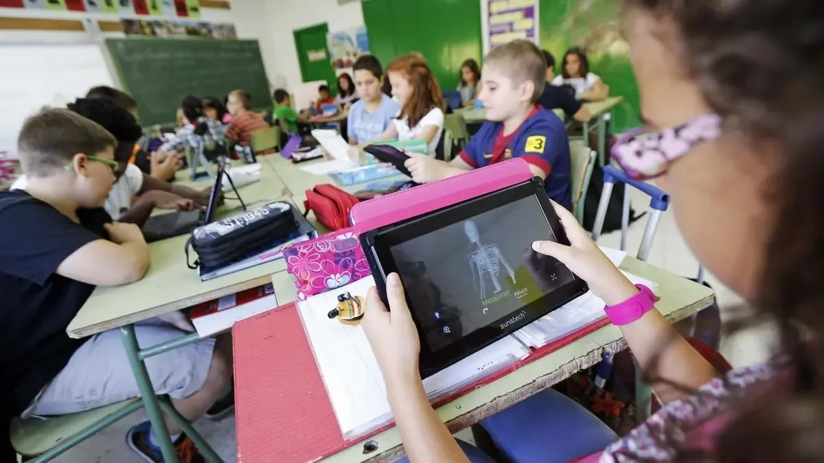 La Conselleria de Educación limitará el uso de tecnología en las aulas para fomentar el aprendizaje tradicional.