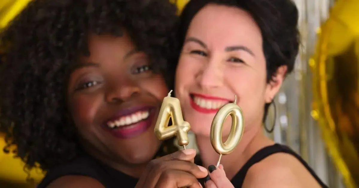 La construcción cultural de la felicidad durante la mediana edad.
