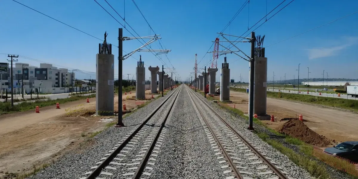 La construcción del tren de pasajeros reubica a familias en Querétaro, mientras se generan empleos y mejora la movilidad.